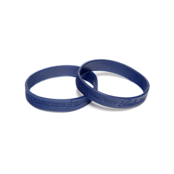 Pulseira de borracha com dupla gravação em baixo relevo