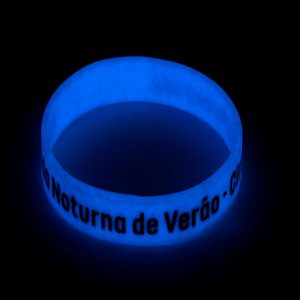 Pulseira de silicone que brilha no escuro em baixo/alto relevo com cor (glow-in-dark)