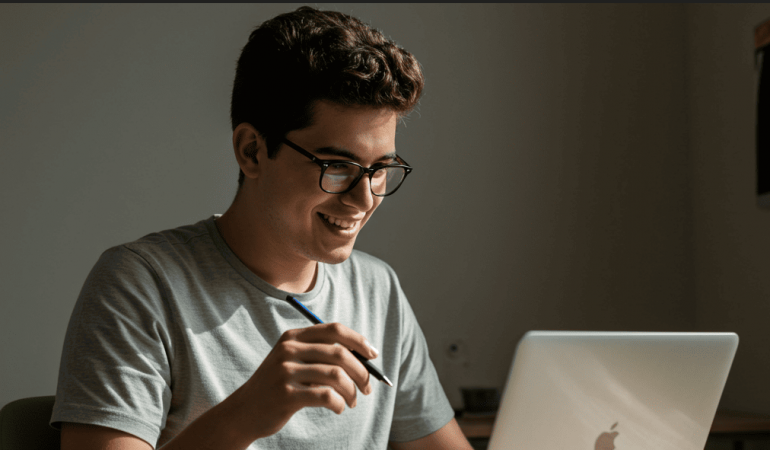 Um homem pesquisando em seu notebook alguns brindes sustentáveis