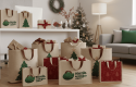 Sacolas ecológicas natalinas personalizadas substituindo sacolas plásticas como brinde de natal sustentável.